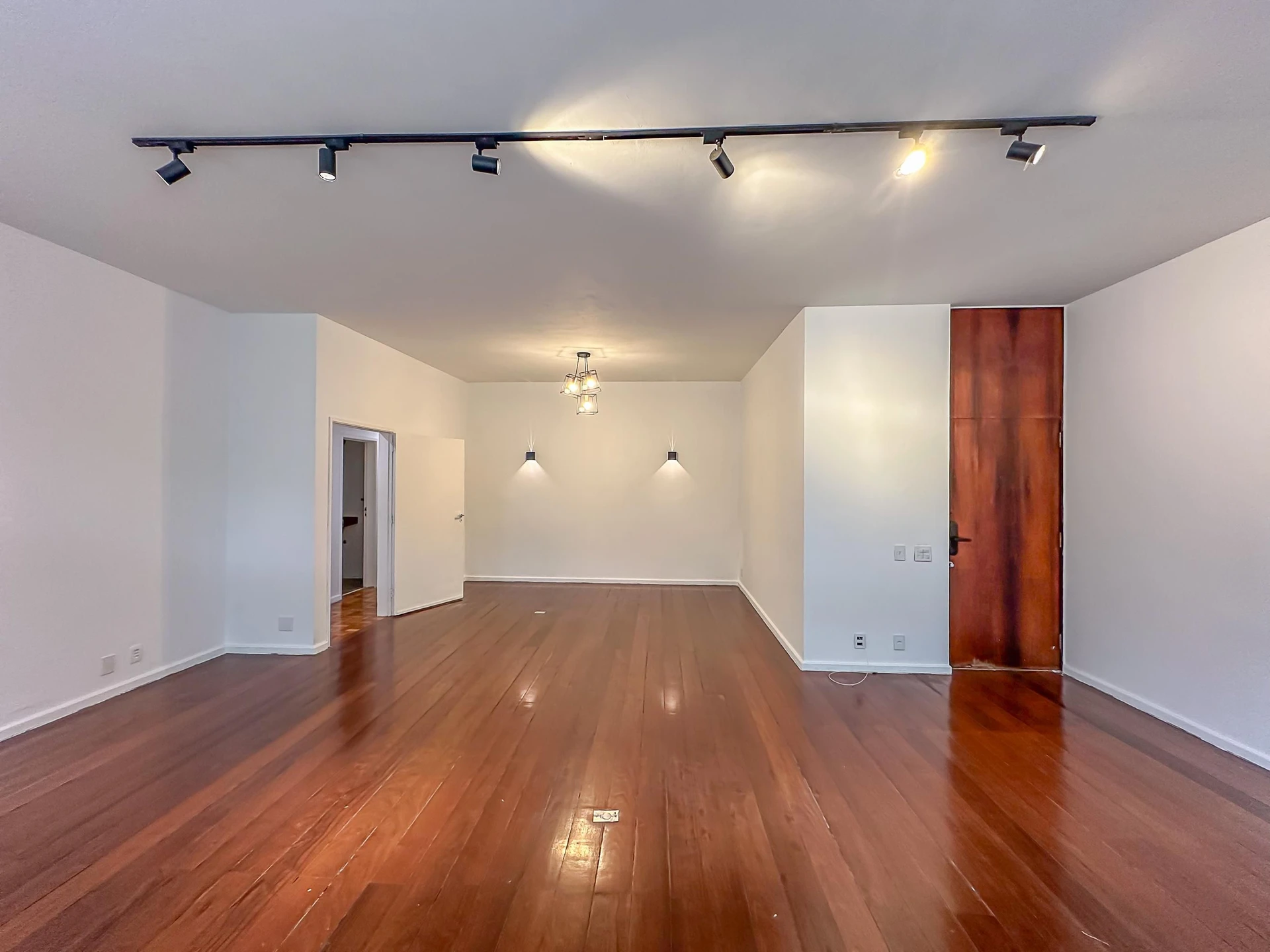 Apartment with 3 bedrooms, 1 en-suite and separate kitchen — photo 35