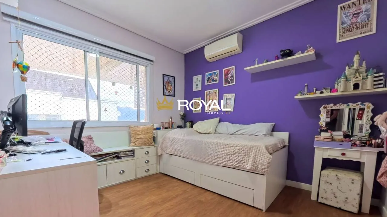 4-bedroom apartment in a building with a pool — photo 25