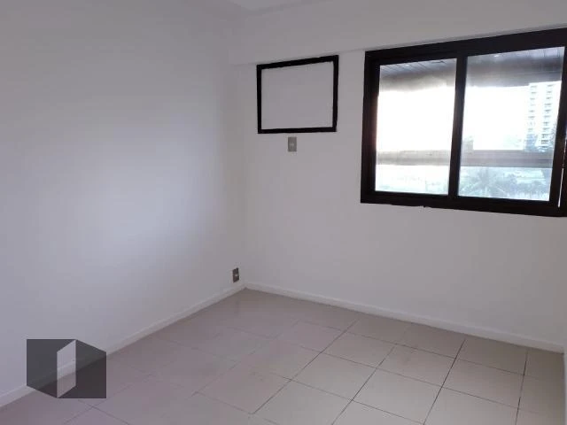 Glass-enclosed balcony in a 4-bedroom apartment, 143 m² — photo 11