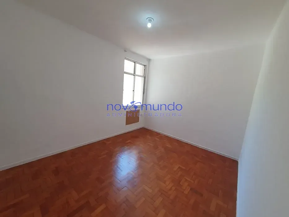 Apartamento com piso de madeira ou laminado, Pilares — photo 16