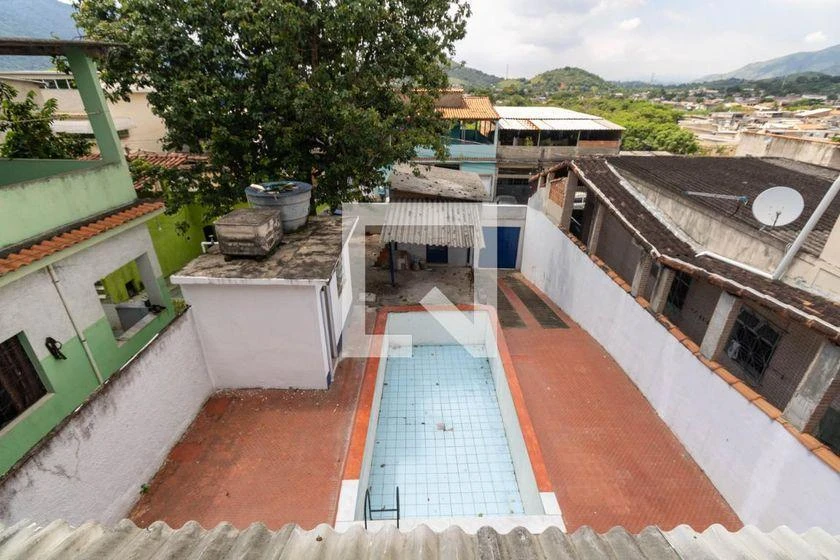 Rental house with 3 bedrooms and 300 m² of space — photo 42