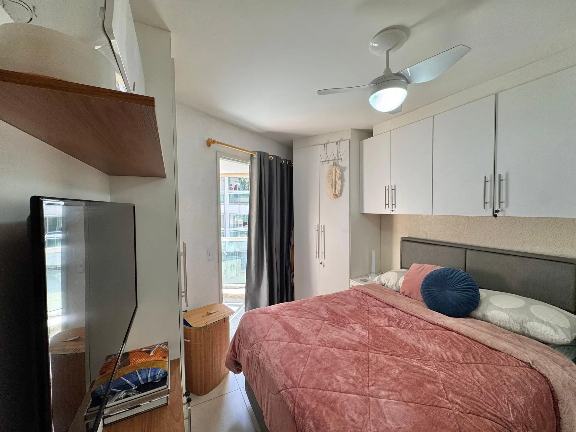 Furnished 1-bedroom apartment with a glass balcony — photo 22