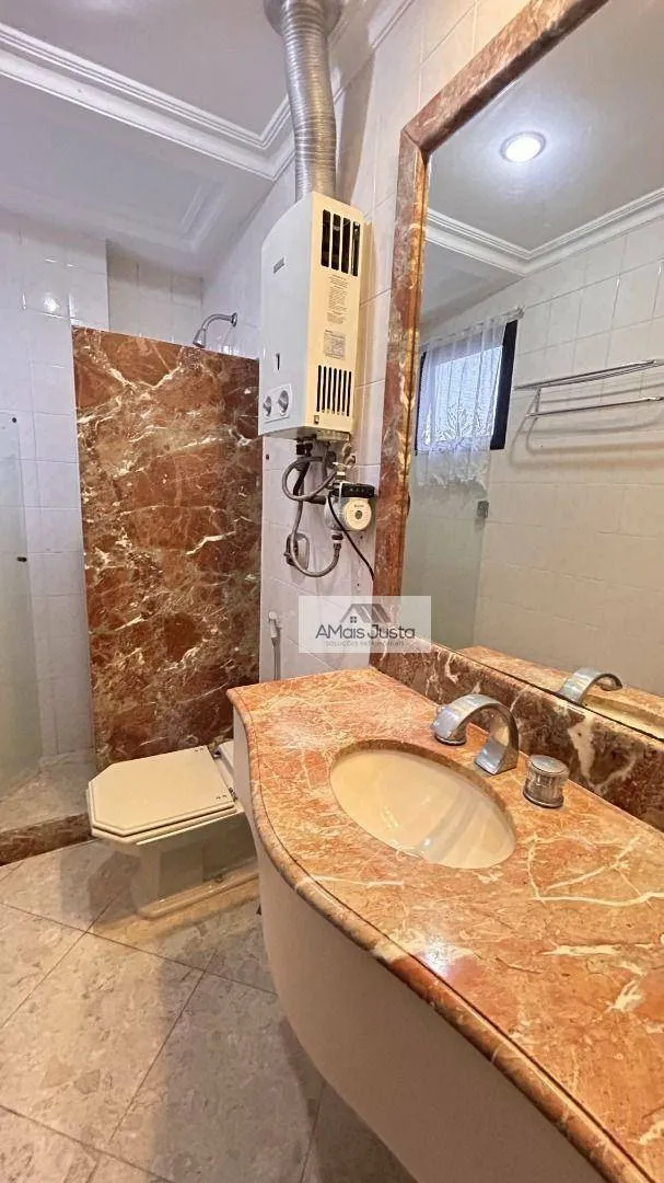 4-bedroom apartment in a building with a pool — photo 20
