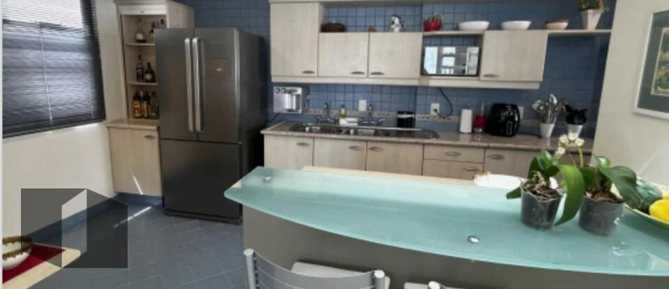 4-bedroom apartment in a building with a pool — photo 2
