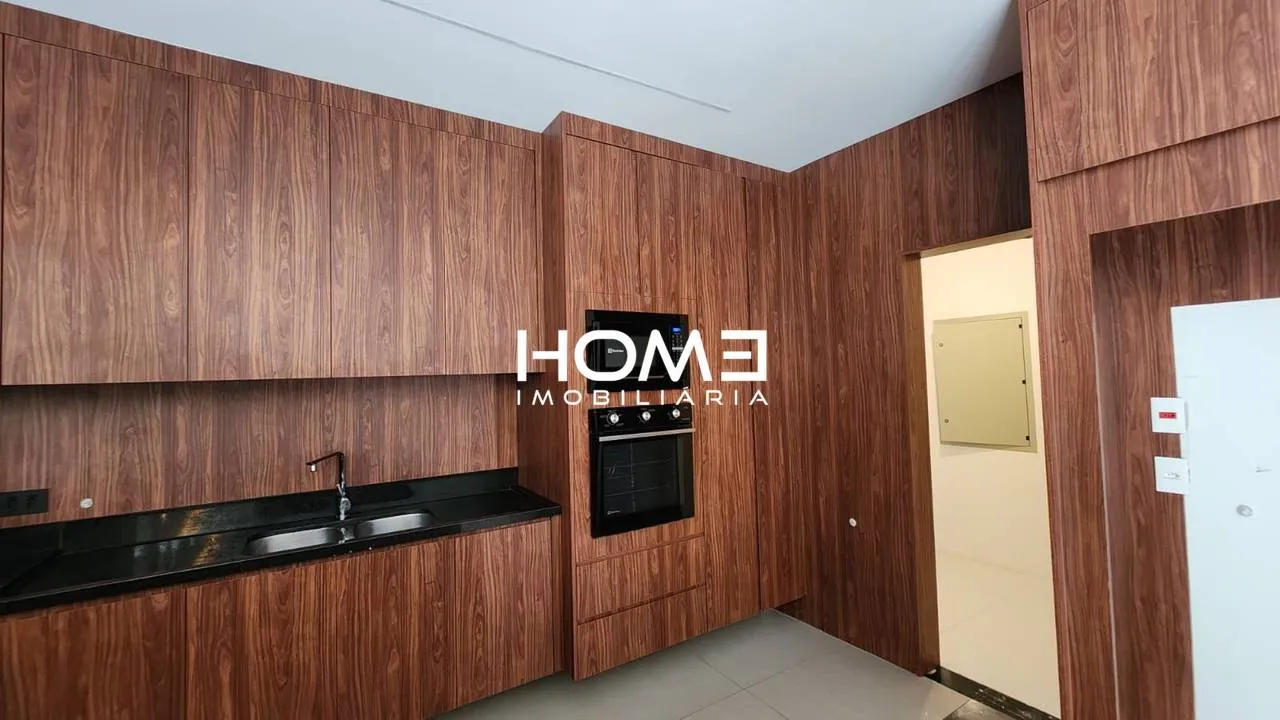 Furnished house, 357 m², with floor-to-ceiling windows — photo 2
