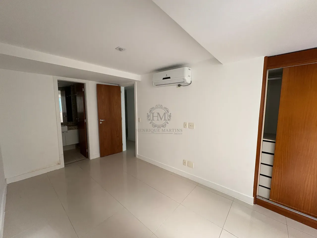 4-bedroom apartment with enclosed glass balcony — photo 16