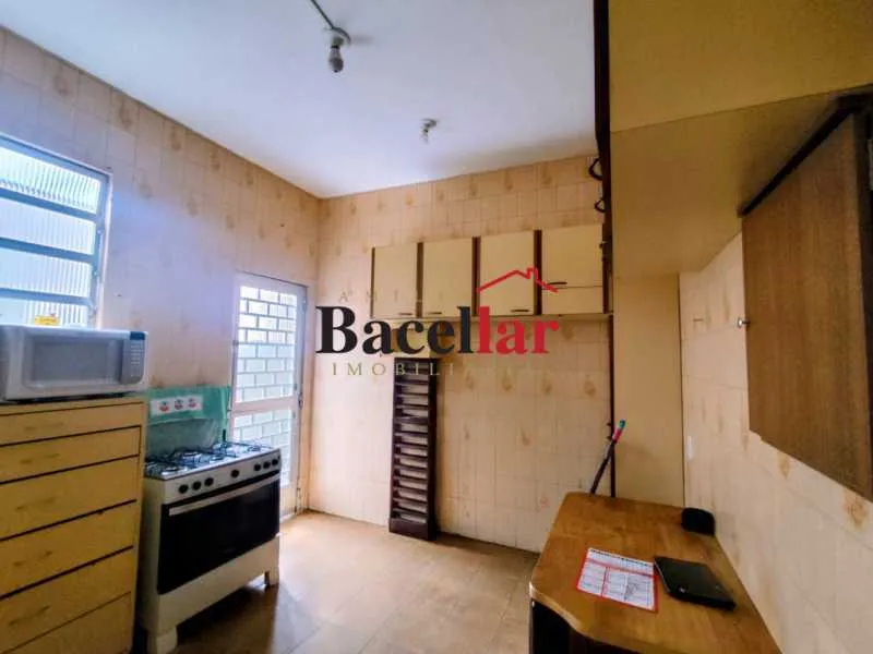 3-bedroom house with wood or laminate floors — photo 8