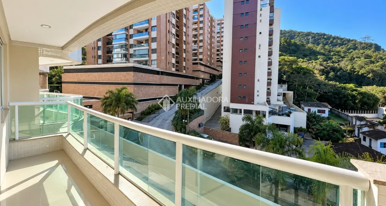 Balcony with a grill in a 4-bedroom apartment, 125 m² — photo 17