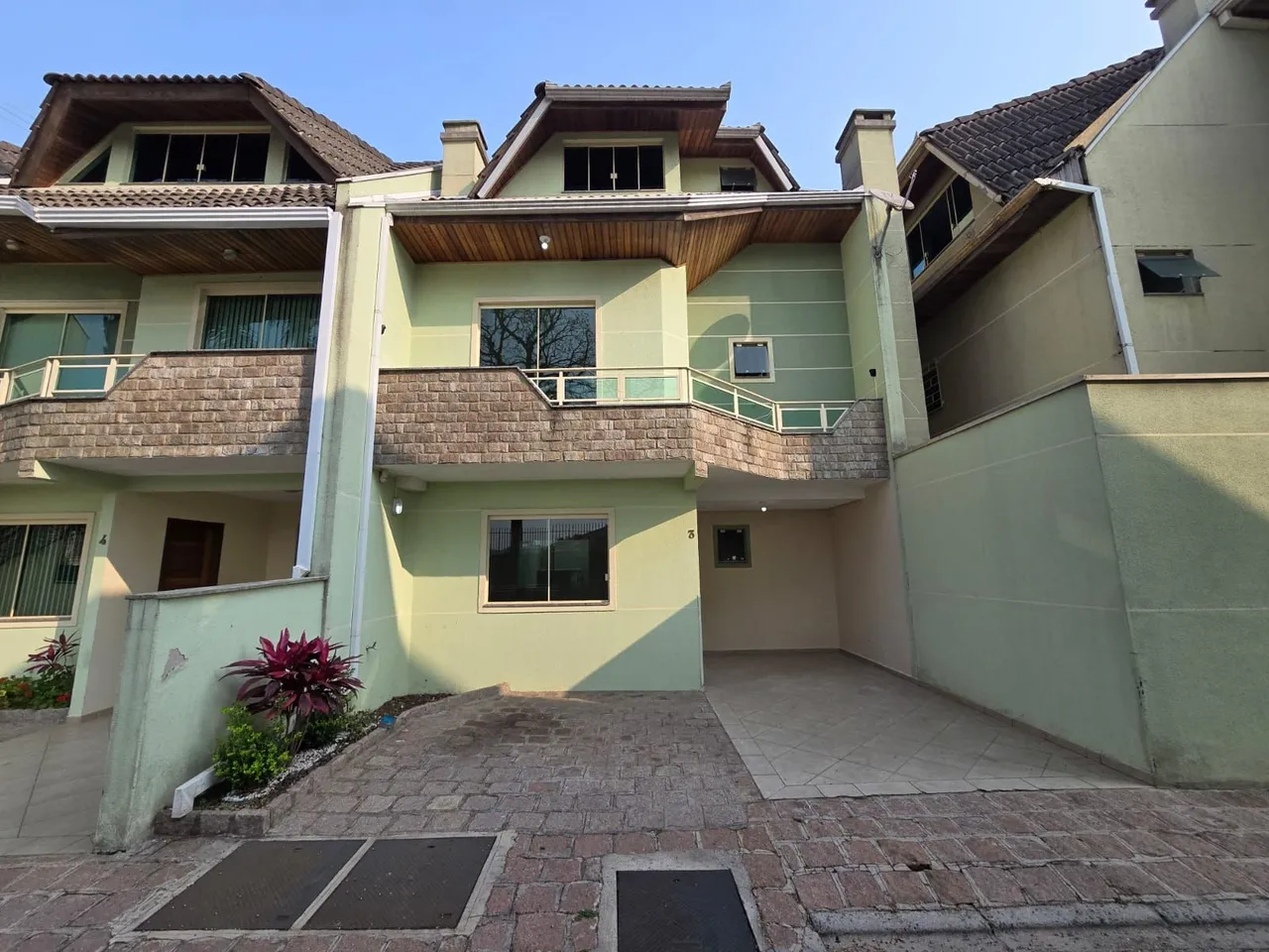 4-bedroom house with wood or laminate floors in Curitiba — photo 15