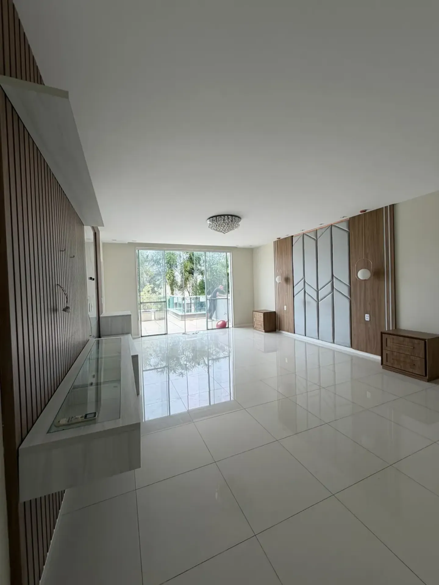 700 m² house with a garden and a bathtub — photo 35