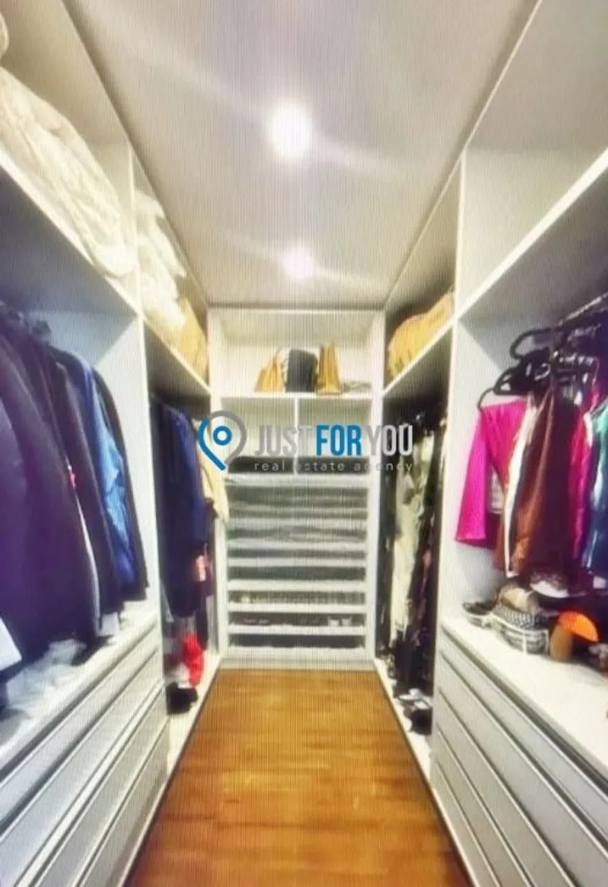 4-bedroom apartment in a building with a pool — photo 5
