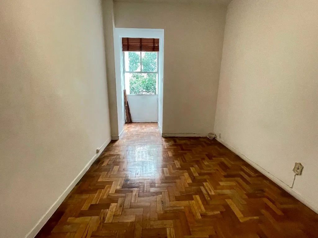 Wood or laminate floors in a 2-bedroom apartment, 75 m² — photo 5