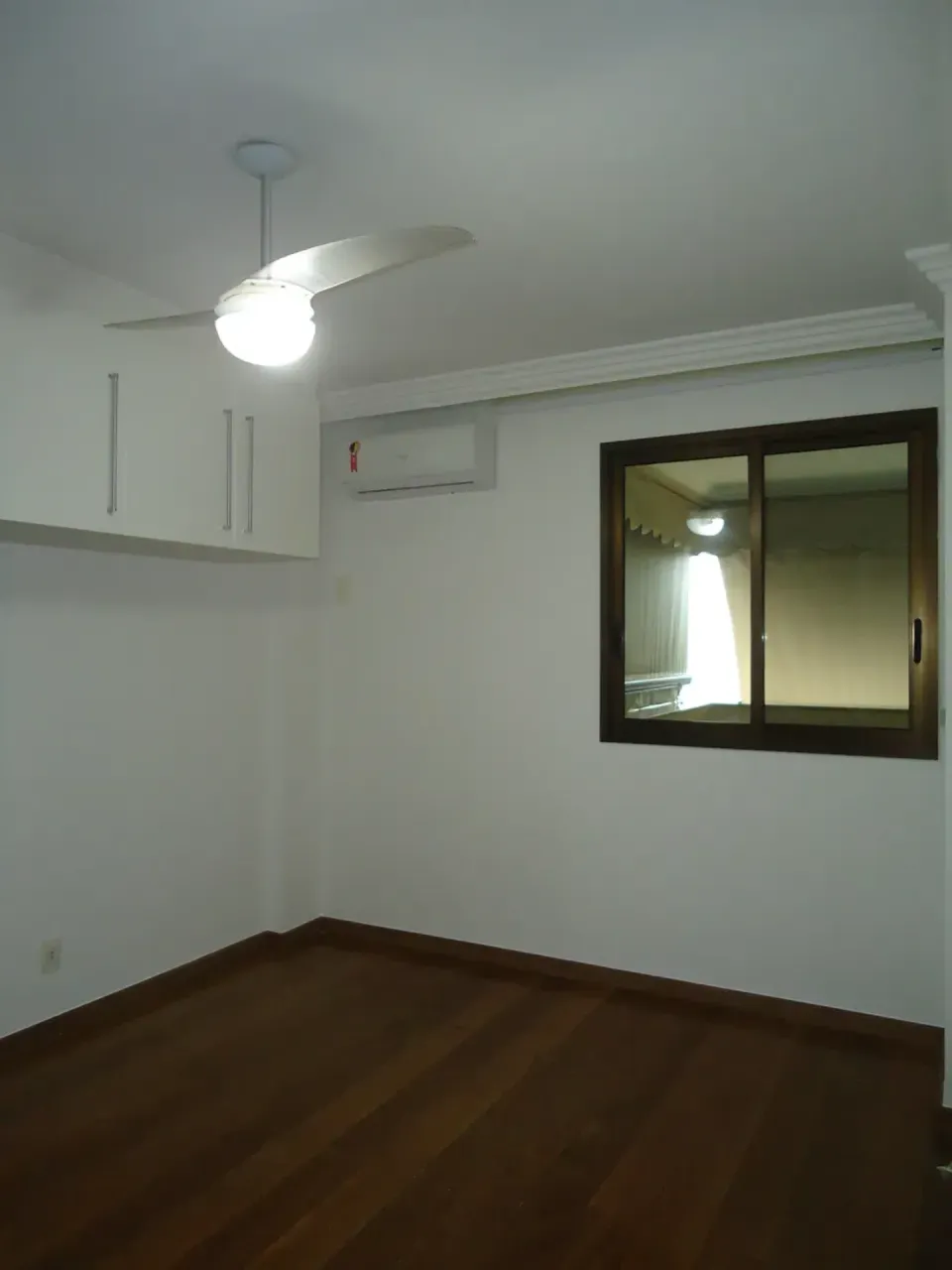 Wood or laminate floors in a 3-bedroom apartment, 107 m² — photo 9