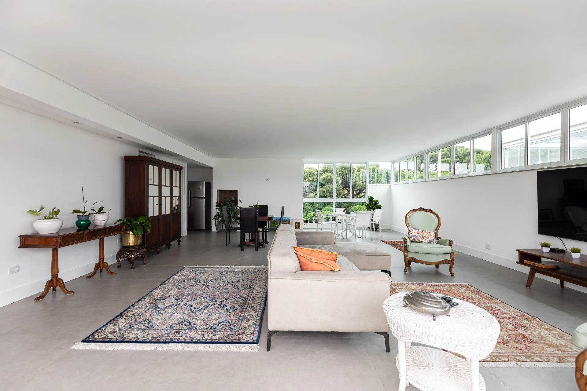 Apartment 432 m² with 3 bedrooms and an open-plan kitchen — photo 2