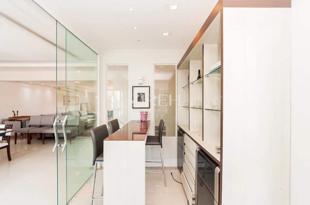 4-bedroom house with 4 parking spaces and open-plan kitchen — photo 12