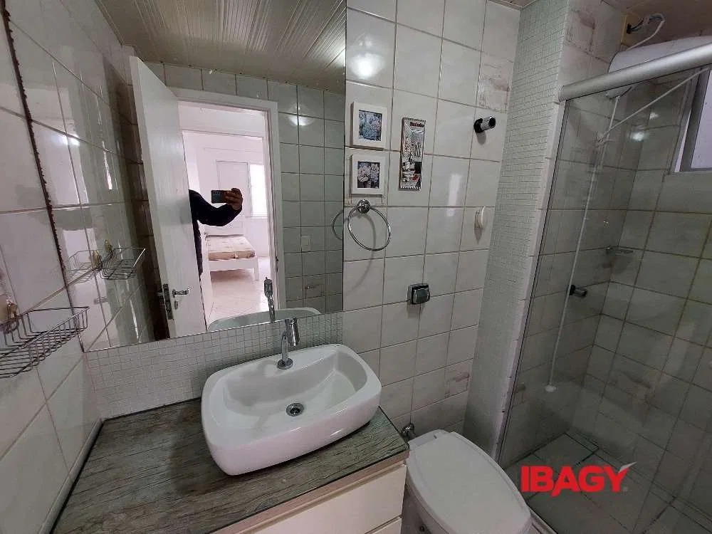 2-bedroom apartment with a washing machine in Florianópolis — photo 9