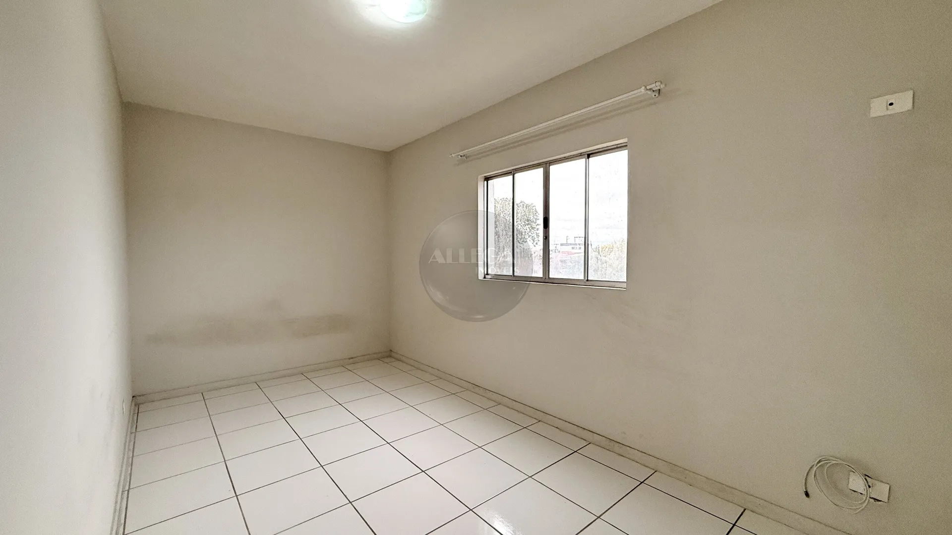 Balcony with a grill in a one-bedroom apartment, 60 m² — photo 9
