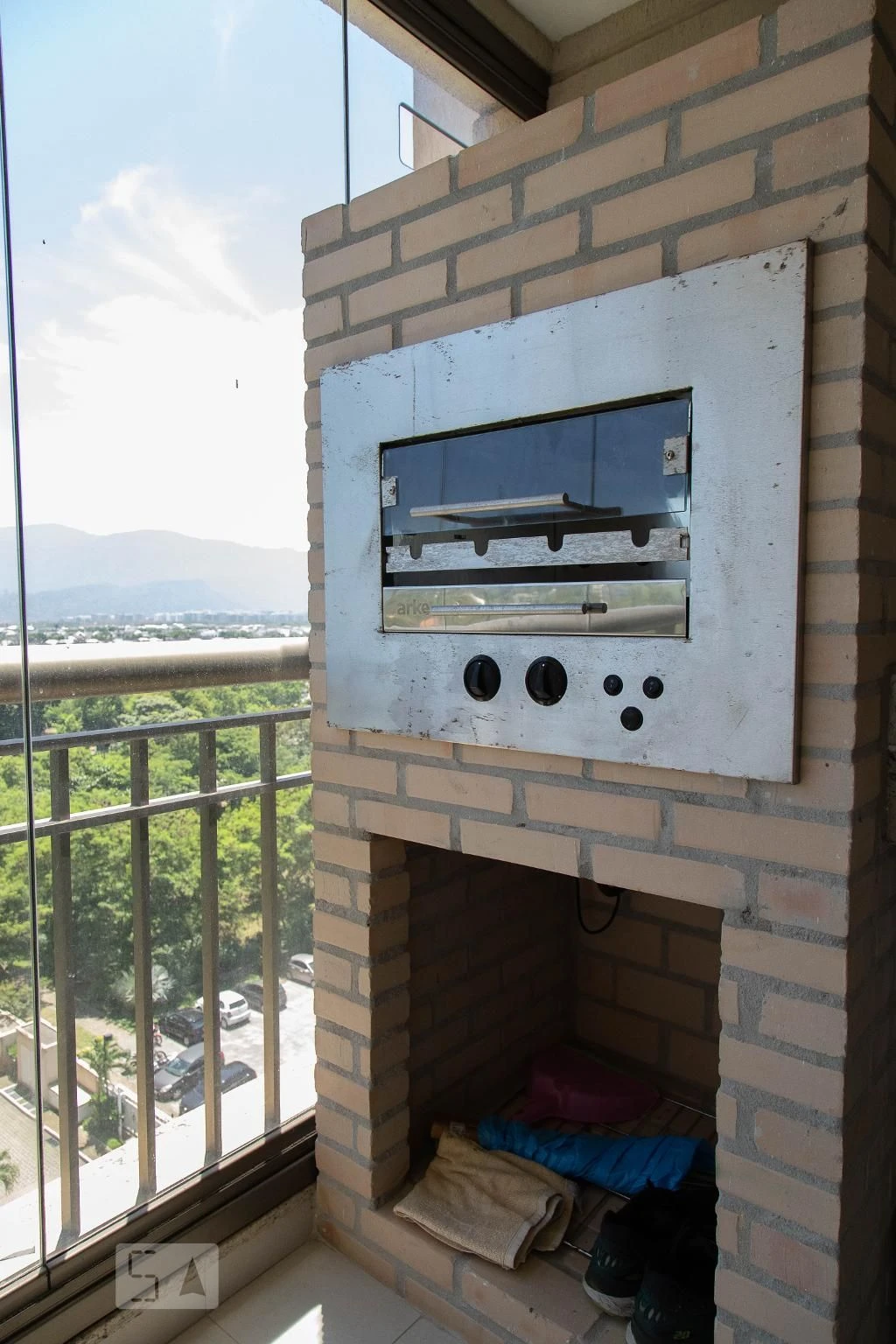 Balcony with a grill in a 2-bedroom apartment, 90 m² — photo 41