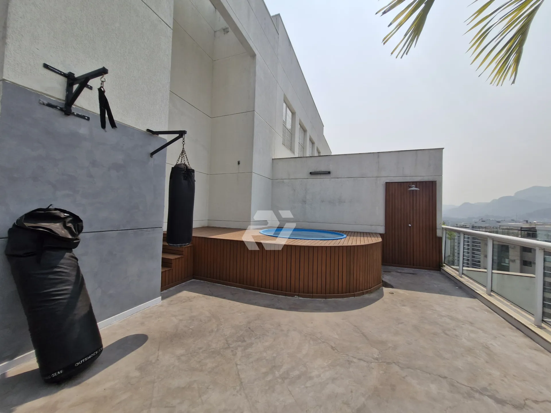 Furnished 4-bedroom apartment with building pool — photo 48