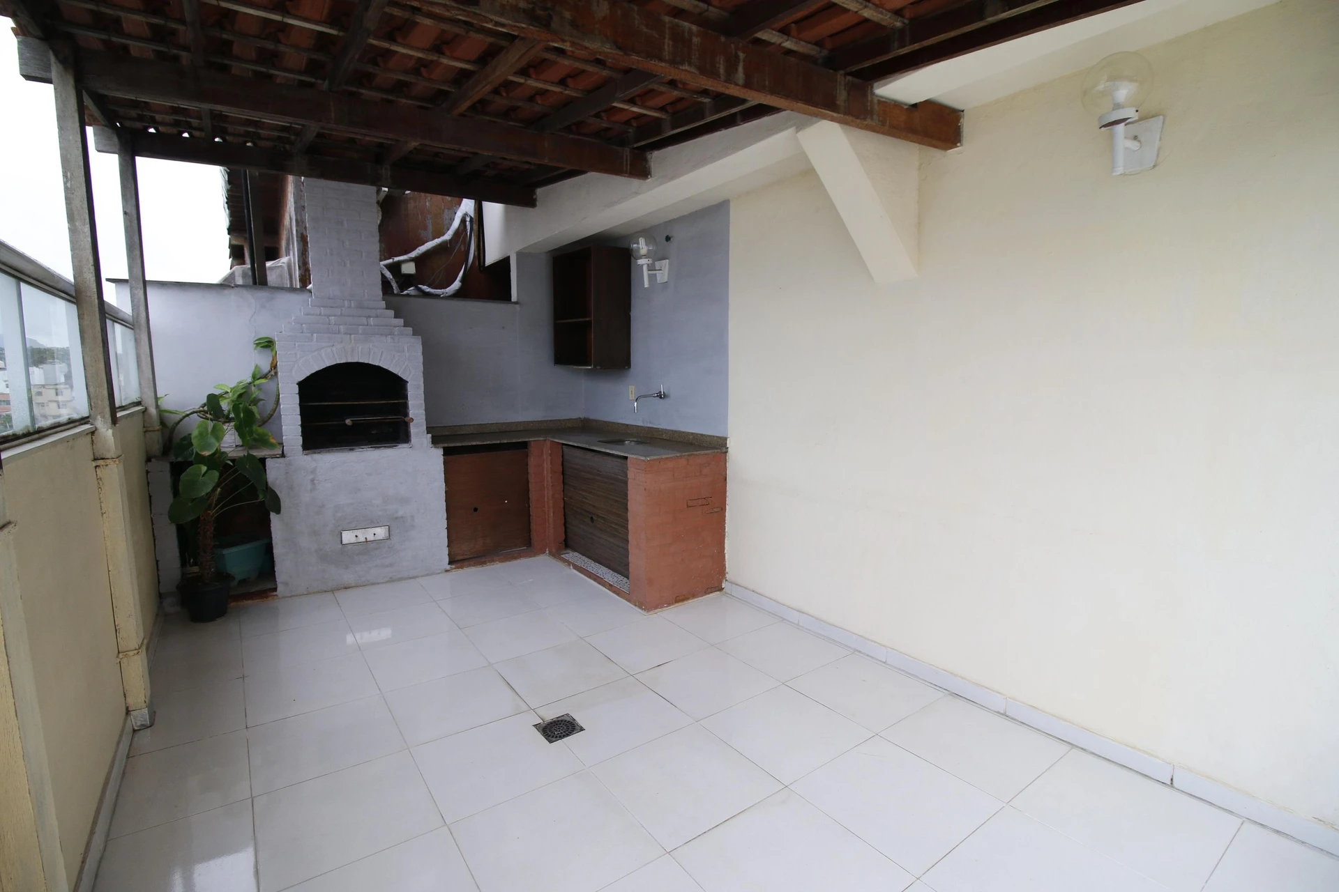 Balcony with a grill in a 3-bedroom apartment, 128 m² — photo 9