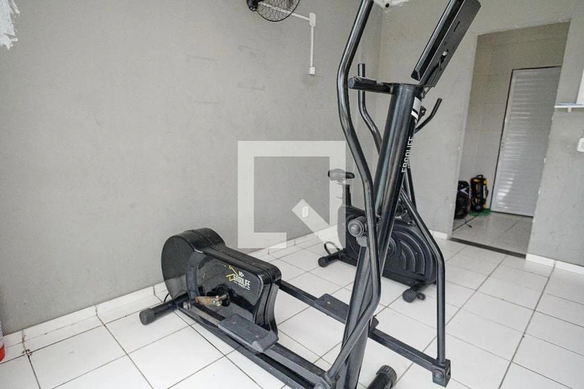2-bedroom apartment with laundry area and balcony — photo 30