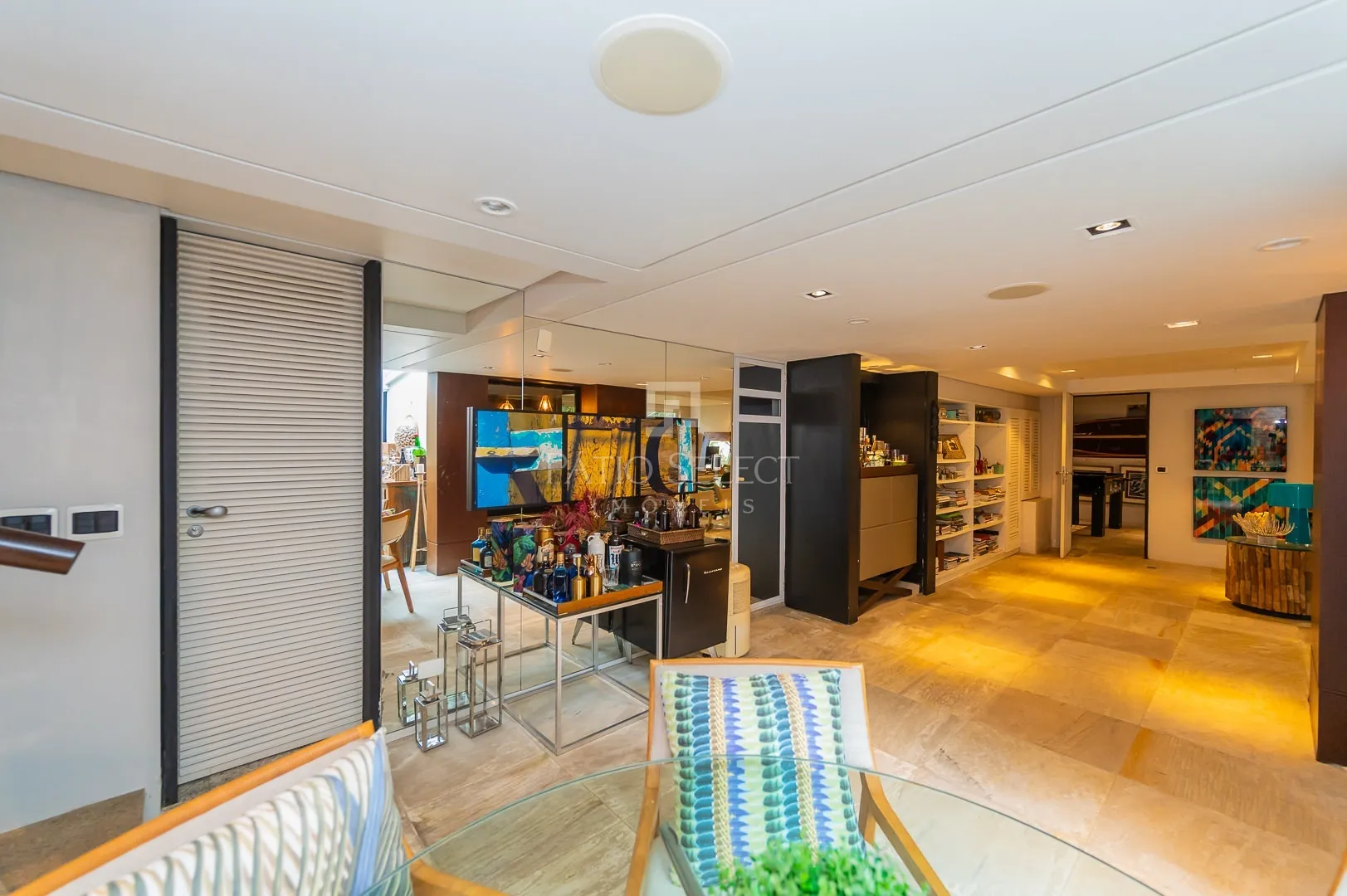 Floor-to-ceiling windows in a 6-bedroom house, 763 m² — photo 43