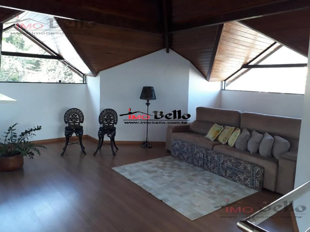 Casa com 3 suítes e 400 m², piso de madeira na sala — photo 3