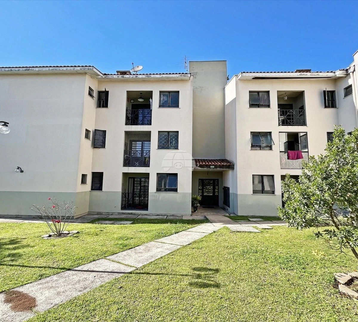 Balcony with a grill in a 3-bedroom apartment, 73 m² — photo 7