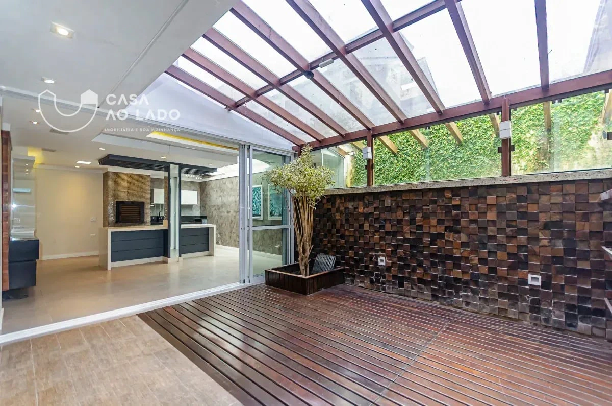 Balcony with a grill in a 3-bedroom house, 264 m² — photo 23