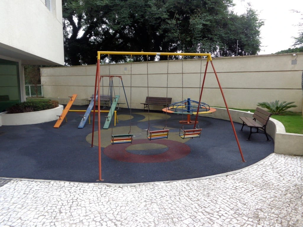2-bedroom apartment with wood or laminate floors in Curitiba — photo 27