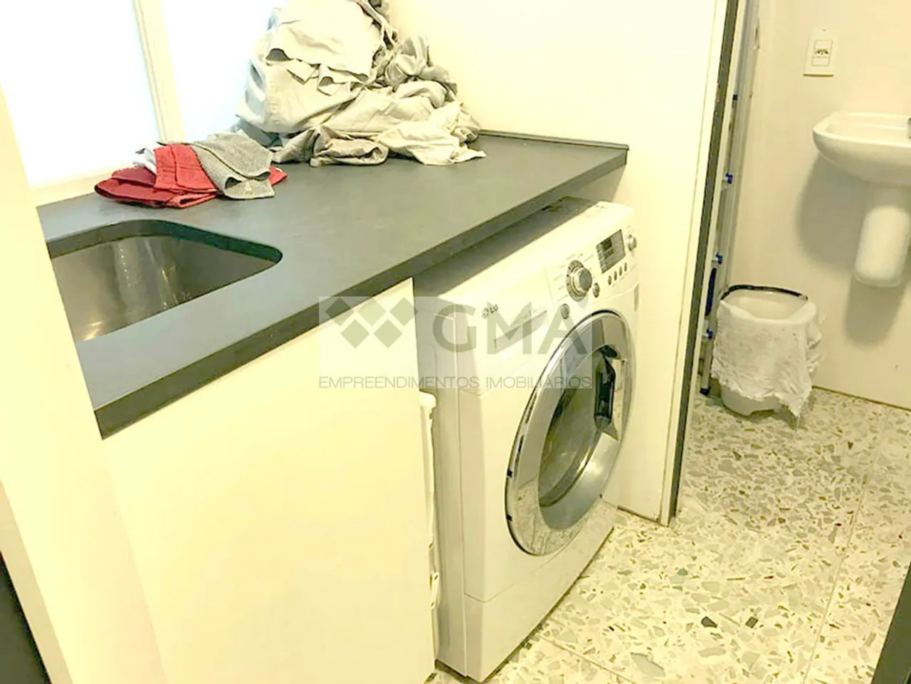 Furnished apartment with open kitchen and gas stove — photo 14