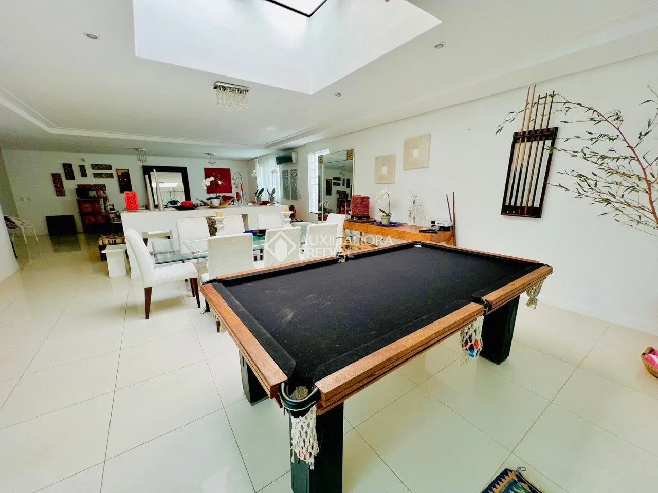 House with 6 bedrooms and an open kitchen with gas stove — photo 47