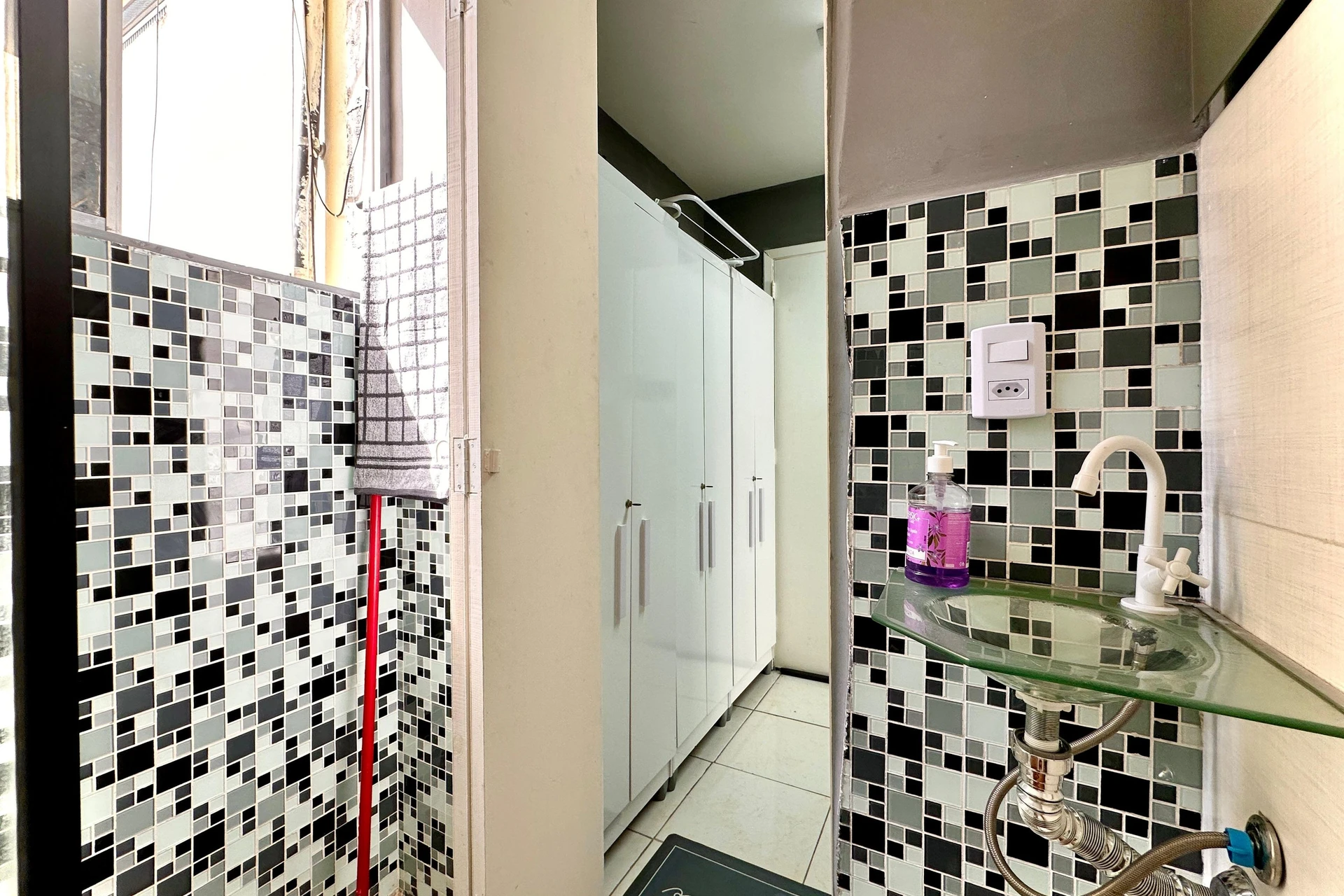 Furnished studio with 1 bedroom and a glass shower — photo 14