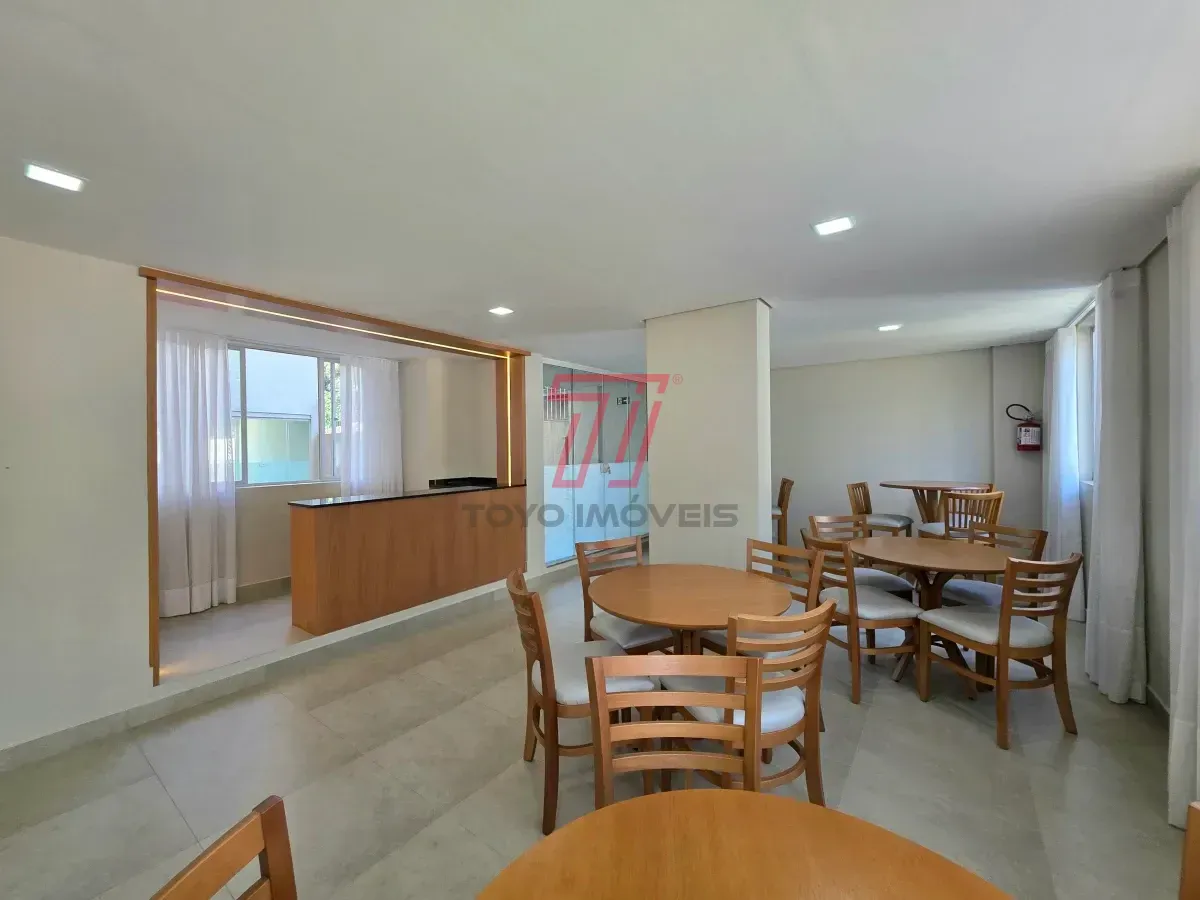Apartamento de 3 quartos com piso de madeira na sala — photo 34