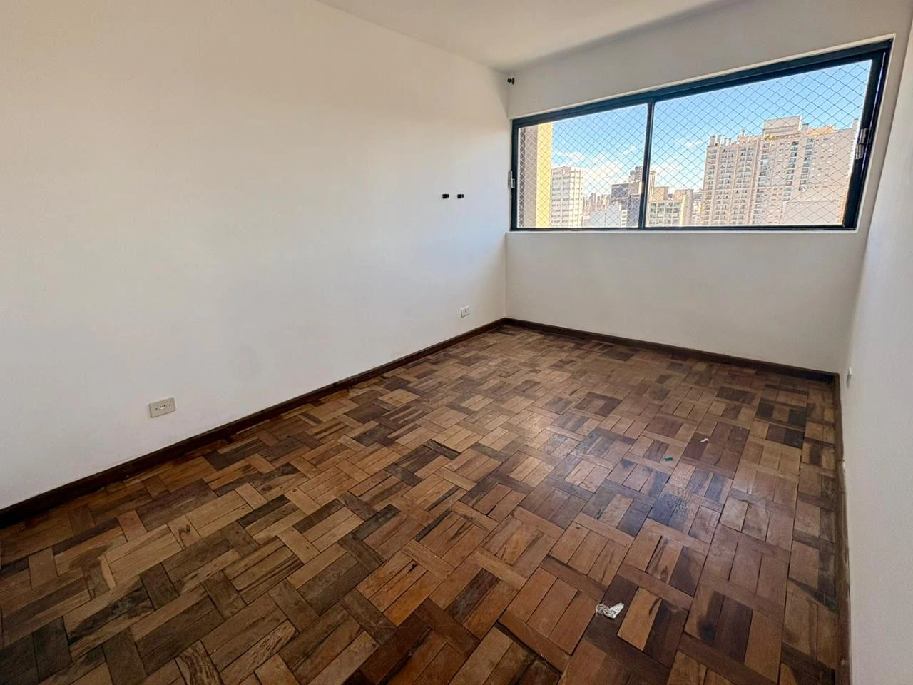 Wood or laminate floors in a 2-bedroom apartment, 86 m² — photo 5