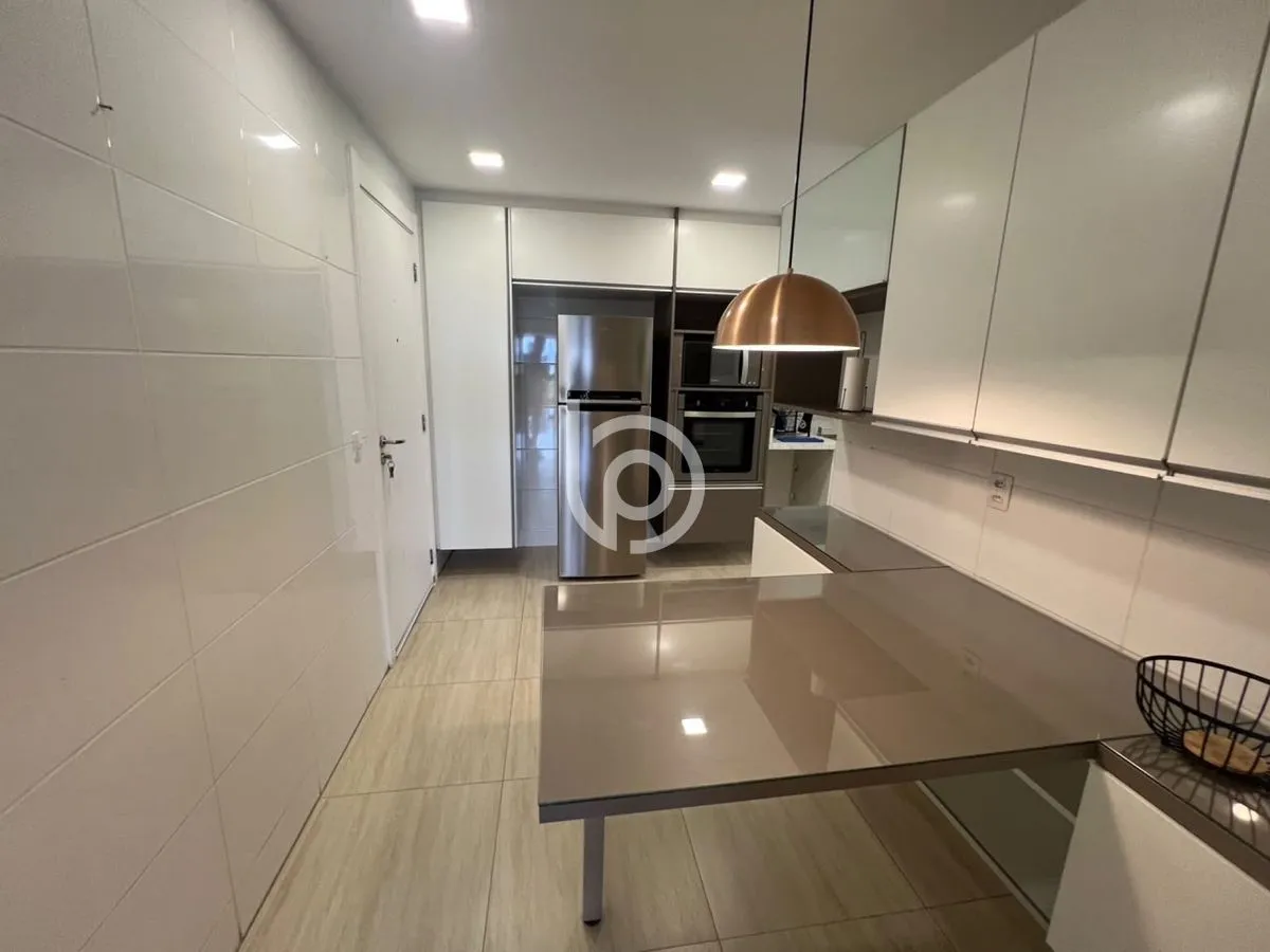 Balcony with a grill in a 4-bedroom apartment, 170 m² — photo 17