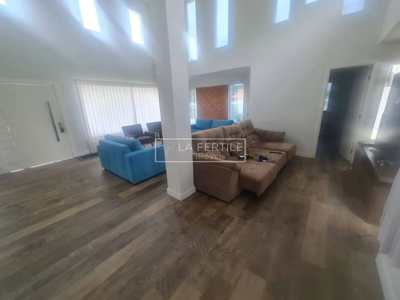 House with 3 bedrooms and floor-to-ceiling windows — photo 5