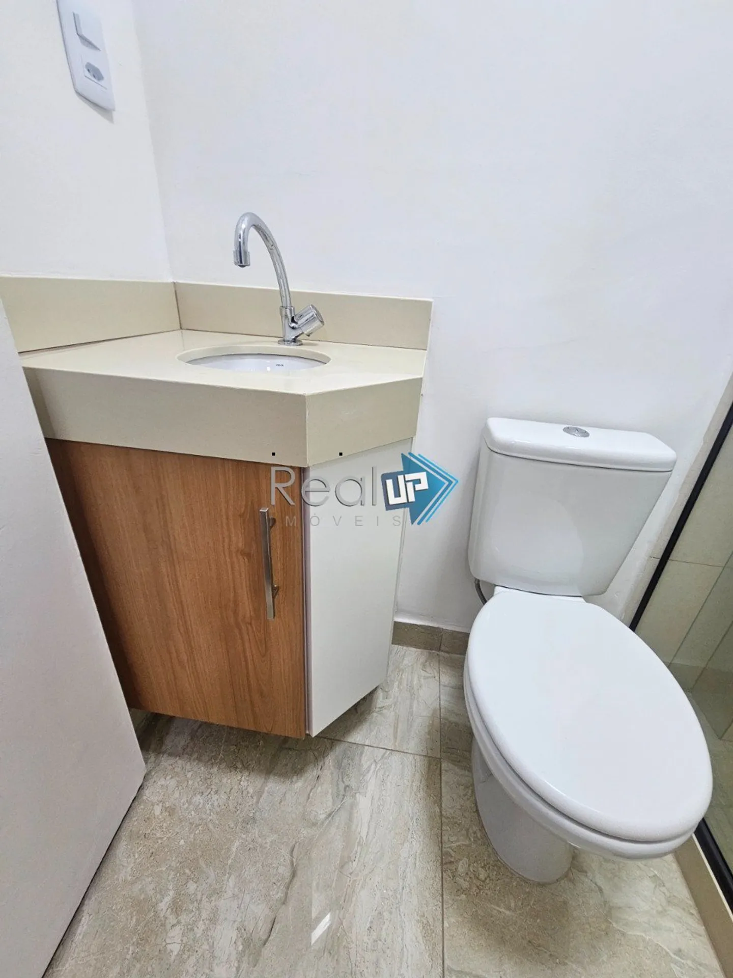Wood or laminate floors in a 2-bedroom apartment, 68 m² — photo 11