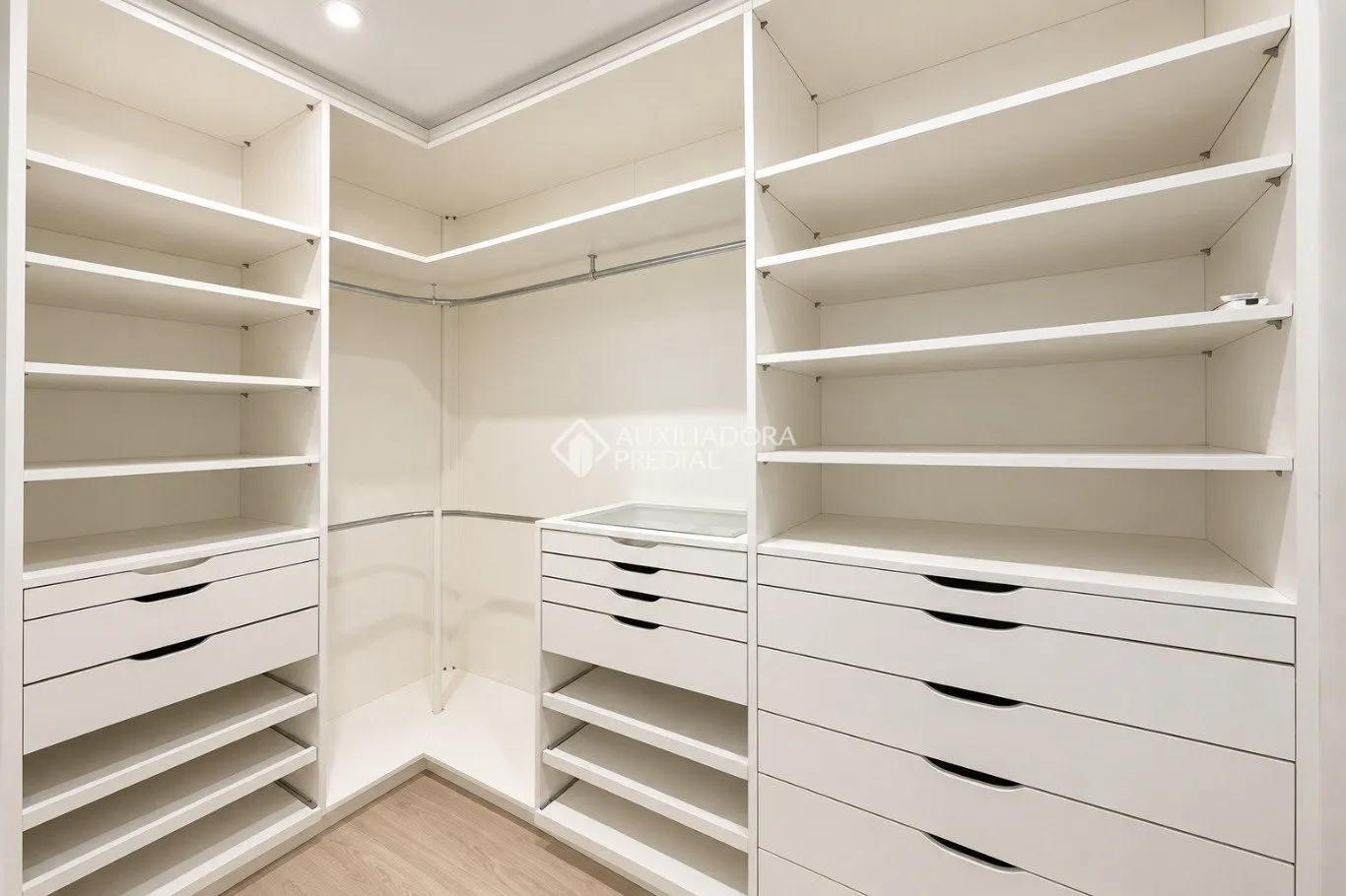 Bathtub in a 4-bedroom house, 280 m² — photo 29
