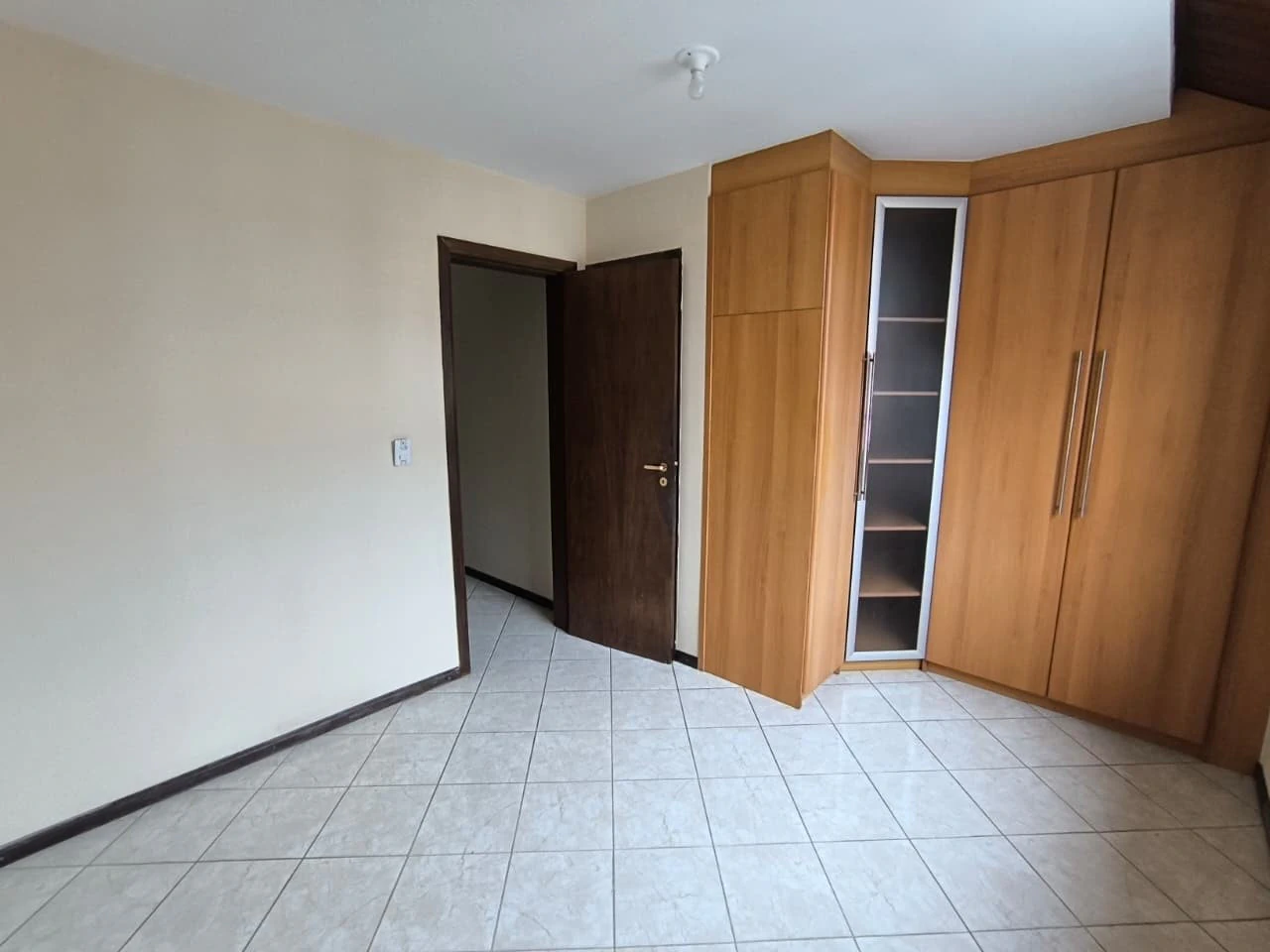 3-bedroom house with a walk-in closet in Curitiba — photo 16
