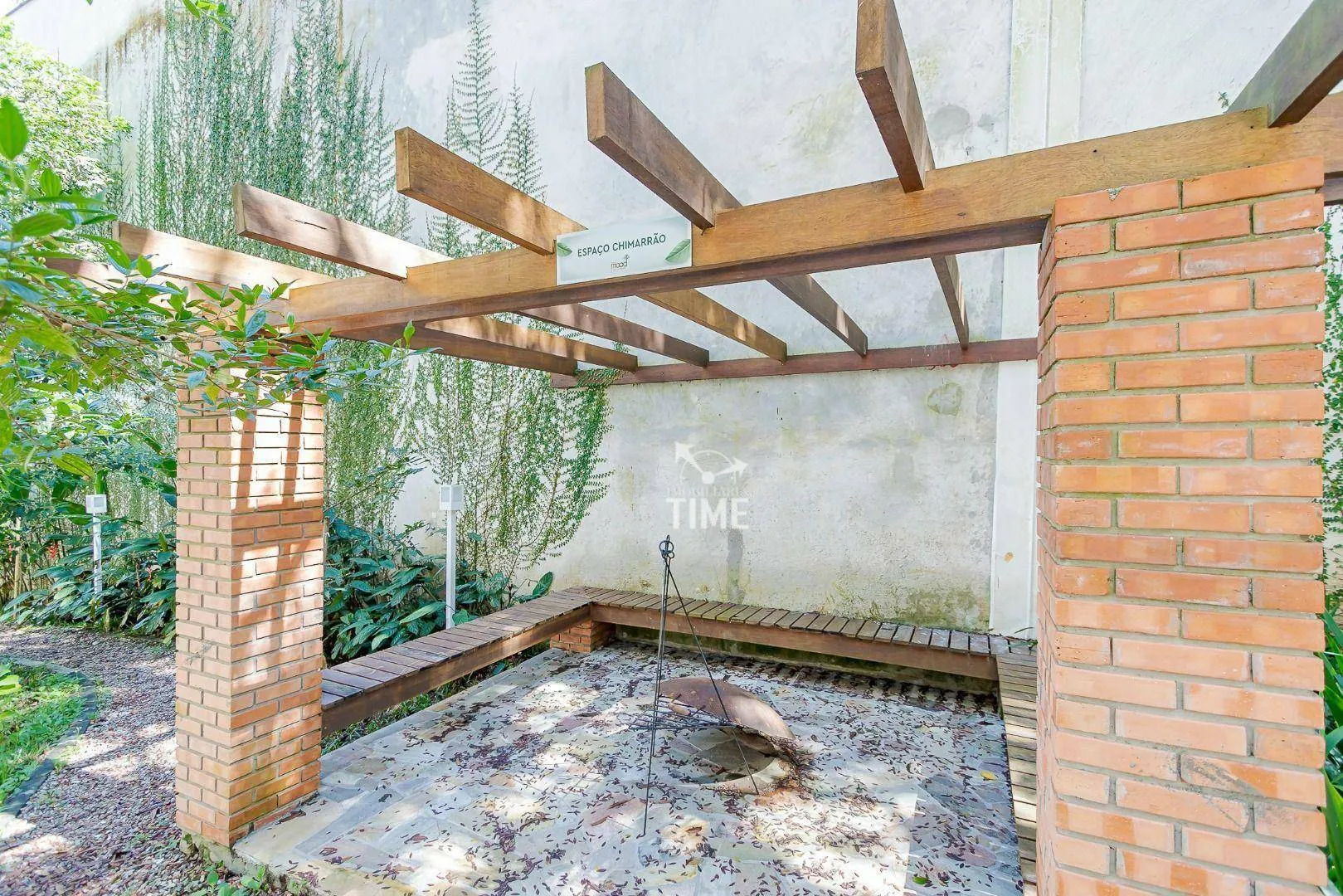 Balcony with a grill in a 3-bedroom apartment, 107 m² — photo 39