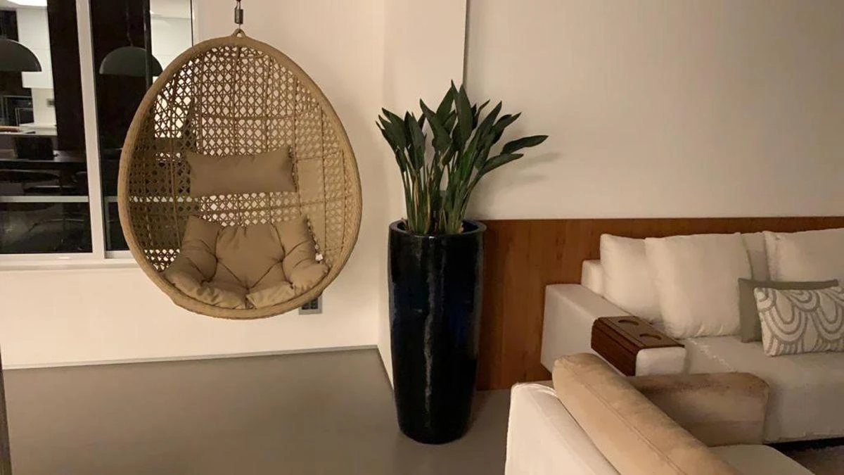 Balcony with a grill in a 3-bedroom apartment, 159 m² — photo 2