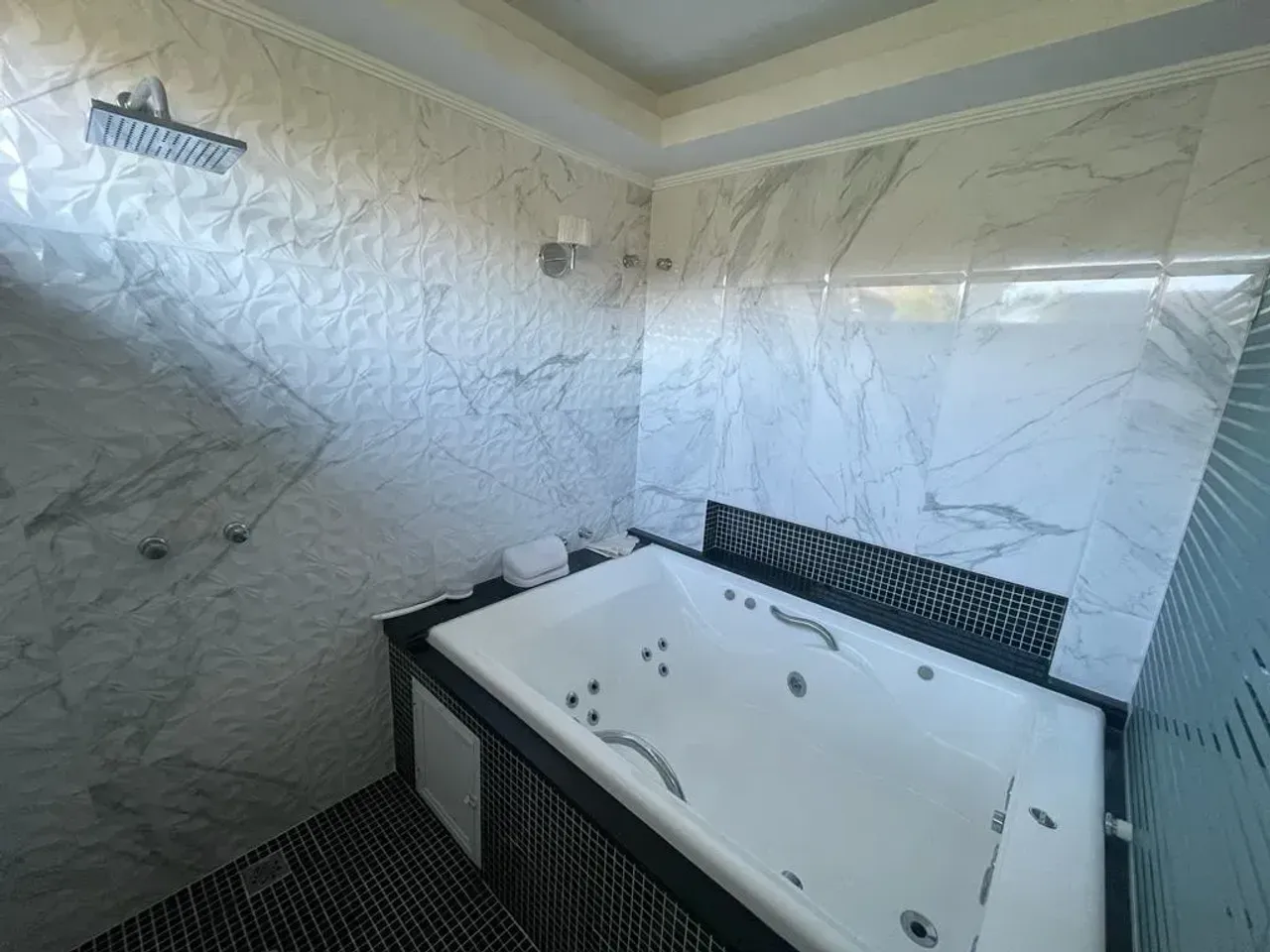 House with 4 bedrooms and 5 bathrooms, floor-to-ceiling windows — photo 20