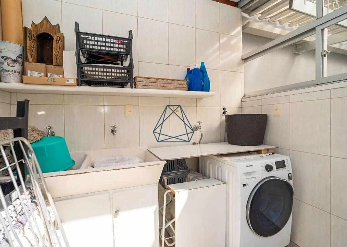Washing machine in a 4-bedroom house, 210 m² — photo 33