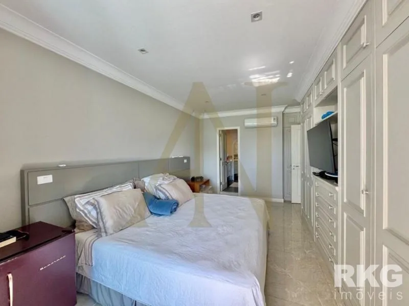 Furnished apartment with 4 bedrooms and water and city views — photo 8