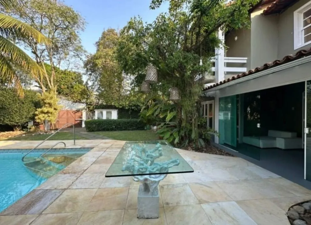 House with 5 bedrooms and 4 bathrooms, 647 m² — photo 2