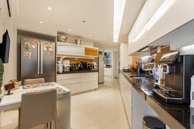 Furnished apartment with 4 bedrooms and 5 bathrooms — photo 20