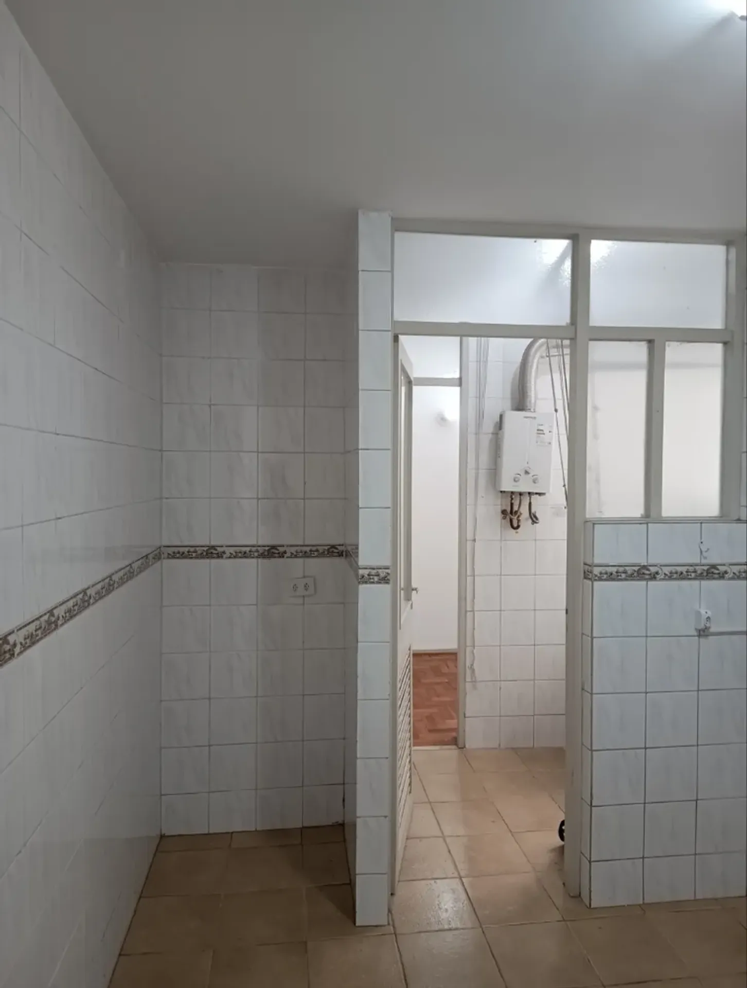 Wood or laminate floors in a 3-bedroom apartment, 97 m² — photo 4