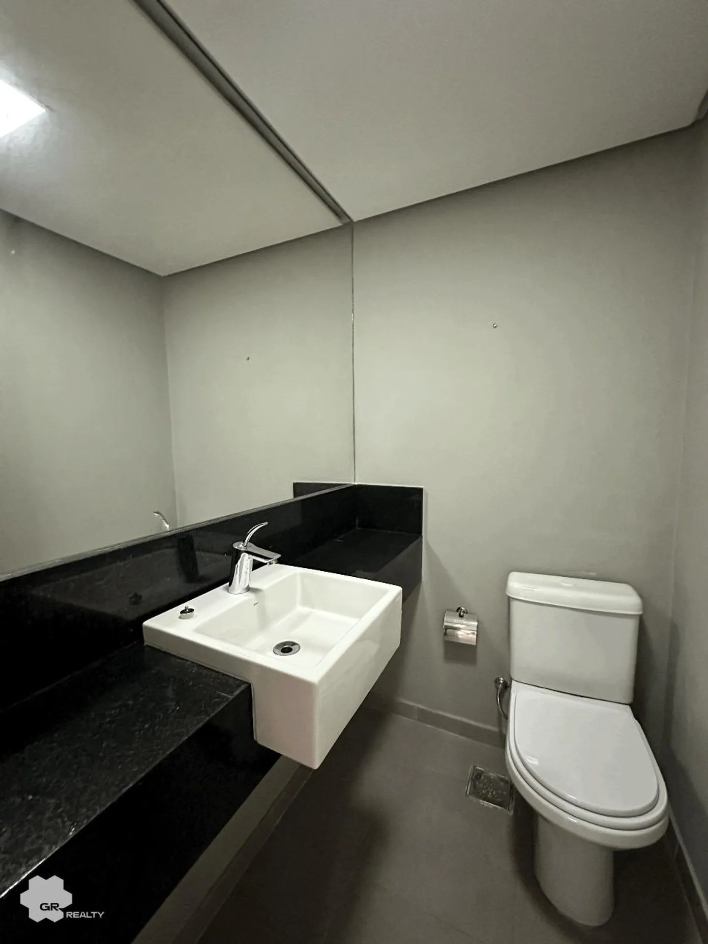 House with 6 en-suite bedrooms and 468 m² of space — photo 55