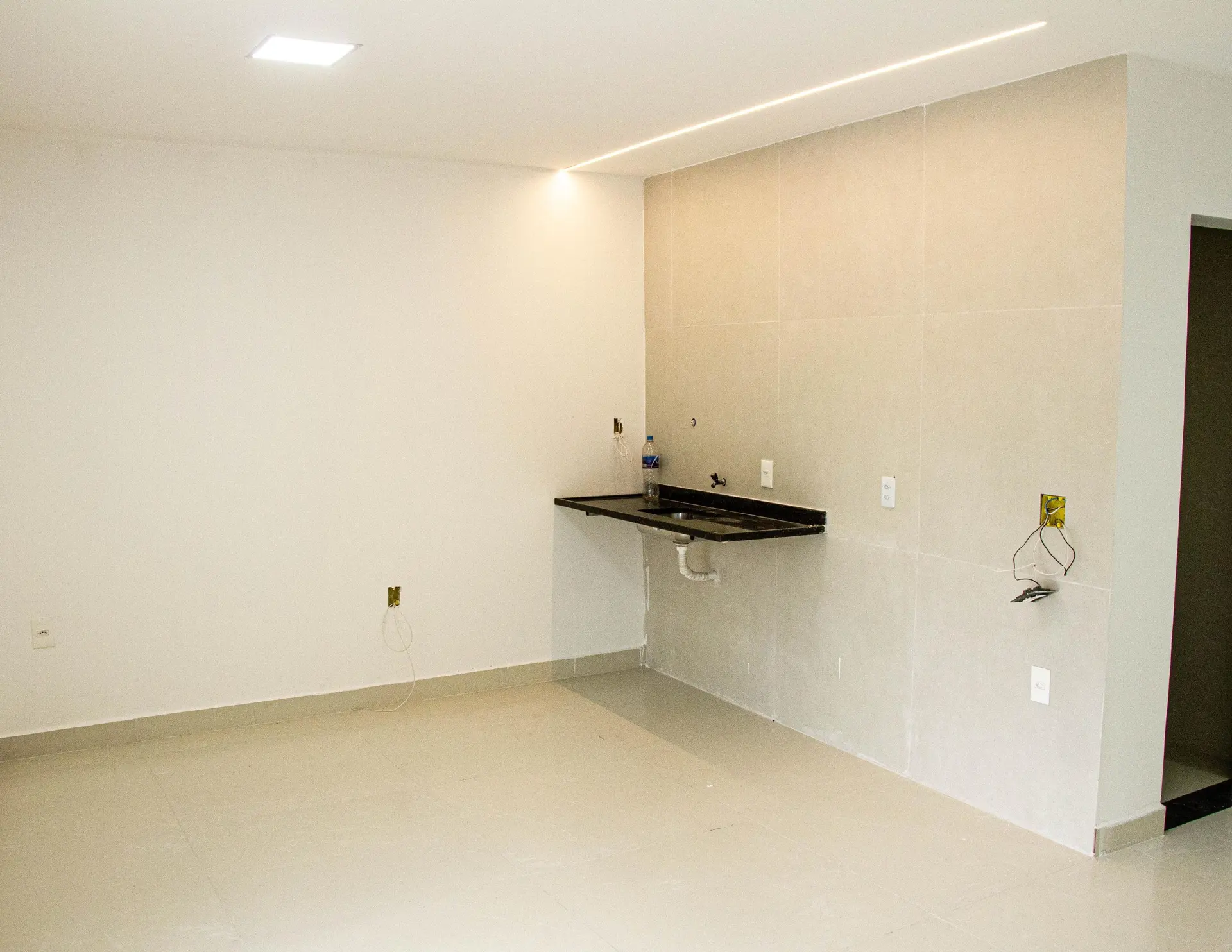 House with 2 bedrooms and a balcony — photo 2